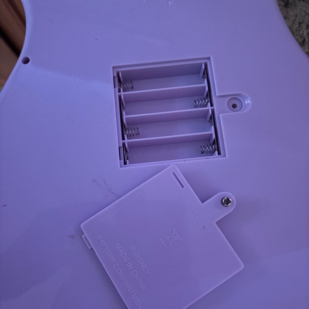 Y2K Hannah Montana interactive electric guitar with strings - Picture 4 of 8